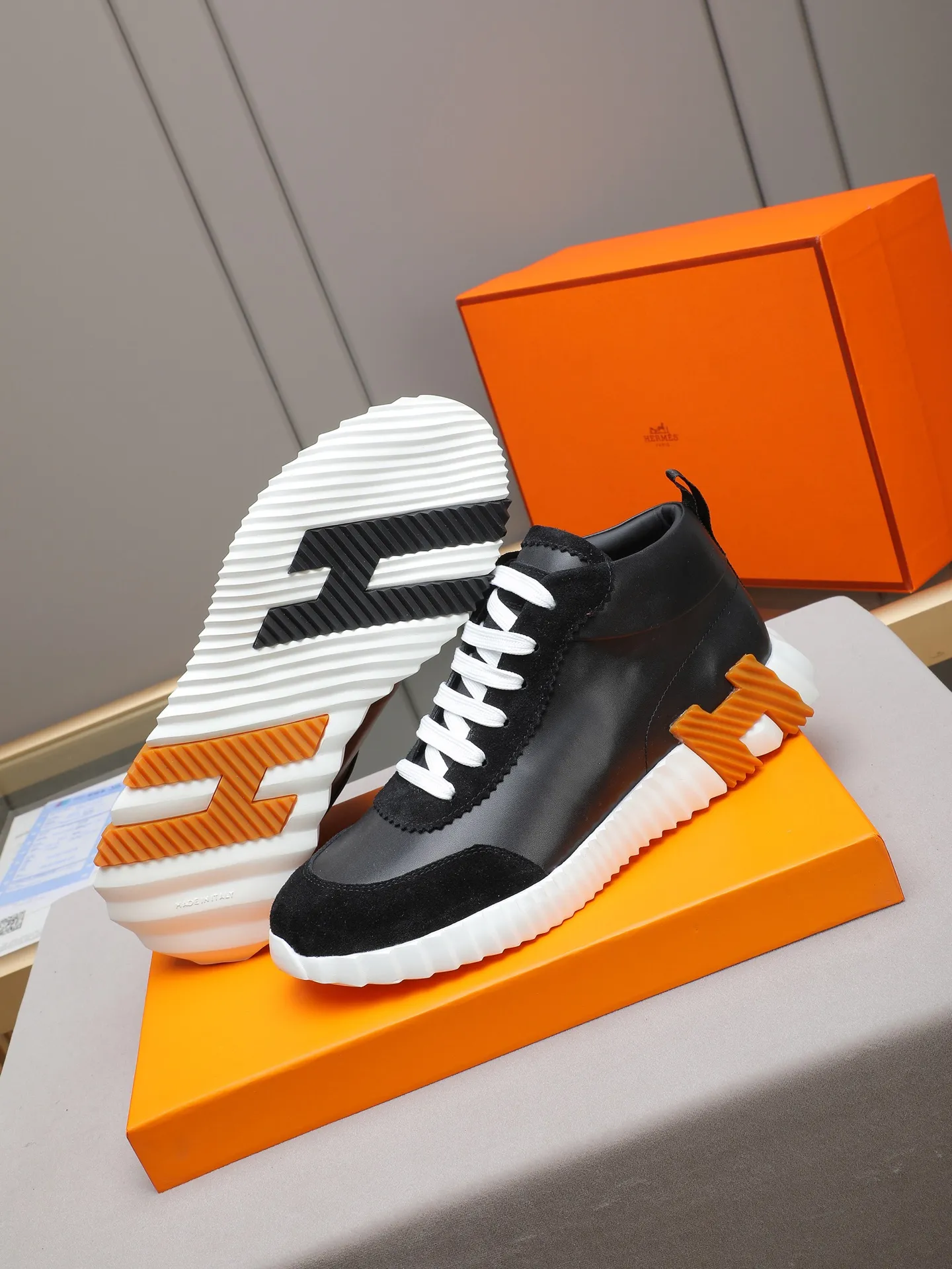 PPP460 (Hermes high-top men's shoes)🆕Men's sports shoes, decorated with textured calfskin details. Spliced ​​with original cowhide, this shoe draws inspiration from the equestrian world, integrating technical details and practical functions. Breathable sheep lining, original combination outsole, high-end quality, and every detail is perfectly combined! Size: 38-44 (45 can be customized)